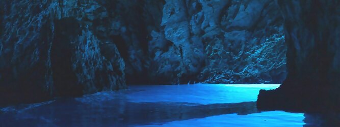 Trip Niederösterreich Reisetipps - Die Blaue Grotte von Bisevo in Kroatien ist nur per Boot erreichbar. Atemberaubend schön fasziniert dieses Naturphänomen in leuchtenden intensiven Blautönen. Ein idyllisches Highlight der vorzüglich geführten Speedboot-Tour im Adria Inselparadies, mit fantastisch facettenreicher Unterwasserwelt. Die Blaue Grotte ist ein Naturwunder, das auf der kroatischen Insel Bisevo zu finden ist. Sie ist berühmt für ihr kristallklares Wasser und die einzigartige bläuliche Farbe, die durch das Sonnenlicht in der Höhle entsteht. Die Blaue Grotte kann nur durch eine Bootstour erreicht werden, die oft Teil einer Fünf-Insel-Tour ist.