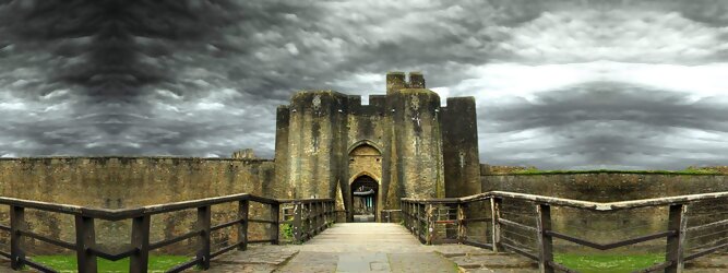Trip Niederösterreich Reisetipps - Caerphilly Castle - ein Bollwerk aus dem 13. Jahrhundert in Wales, Vereinigtes Königreich. Mit einem aufsehenerregenden Turm, der schiefer ist wie der Schiefe Turm zu Pisa. Wie jede Burg mit Prestige, hat sie auch einen Geist, „The Green Lady“ spukt in den Gemächern, wo ihr Geliebter den Tod fand. Wo man in Wales oft – und nicht ohne Grund – das Gefühl hat, dass ein Schloss ziemlich gleich ist, ist Caerphilly Castle bei Cardiff eine sehr willkommene Abwechslung. Die Burg ist nicht nur deutlich größer, sondern auch älter als die Burgen, die später von Edward I. als Ring um Snowdonia gebaut wurden.