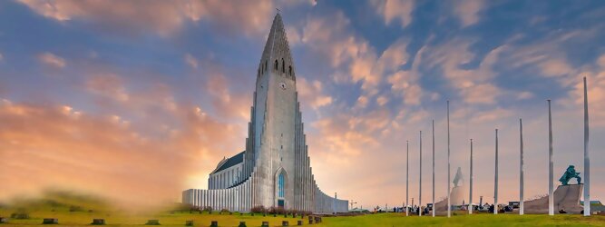 Trip Niederösterreich Reisetipps - Hallgrimskirkja in Reykjavik, Island – Lutherische Kirche in beeindruckend martialischer Betonoptik, inspiriert von der Form der isländischen Basaltfelsen. Die Schlichtheit im Innenraum erstaunt, bewegt zum Innehalten und Entschleunigen. Sensationelle Fotos gibt es bei Polarlicht als Hintergrundkulisse. Die Hallgrim-Kirche krönt Islands Hauptstadt eindrucksvoll mit ihrem 73 Meter hohen Turm, der alle anderen Gebäude in Reykjavík überragt. Bei keinem anderen Bauwerk im Land dauerte der Bau so lange, und nur wenige sorgten für so viele Kontroversen wie die Kirche. Heute ist sie die größte Kirche der Insel mit Platz für 1.200 Besucher.