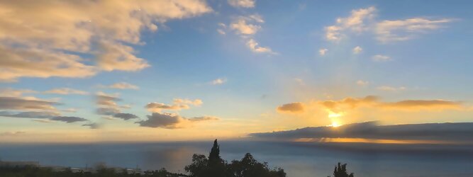 Trip Niederösterreich Insel Urlaub - La Palma macht ihrem Beinamen, die Schöne, alle Ehre. Das Kleinod im Atlantik erstrahlt in sattem Grün, verziert mit hübschen landestypischen Villen in den weit gestreuten Dörfern, eingerahmt von weichen Wellen des dunkelblauen atlantischen Ozeans, am Himmel ziehen malerische Formationen, bauschiger weißer Schäfchenwolken. Eine Bilderbuchidylle zum Verlieben. Die beliebtesten Orte für La Palma Ferien, locken mit besten Angebote für Hotels und Ferienunterkünfte mit Werbeaktionen, Rabatten, Sonderangebote für La Palma Urlaub buchen. Reisedaten eingeben und Hotel Flug Mietwagen Attraktionen Taxis für eine La Palma Reise flexibel buchen. Sollten sich die Pläne ändern, sind viele der Unterkünfte und Zimmer auf La Palma kostenfrei stornierbar.