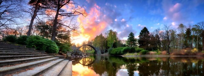 Trip Niederösterreich Reisetipps - Teufelsbrücke wird die Rakotzbrücke in Kromlau, Deutschland, genannt. Ein mystischer, idyllischer wunderschöner Ort; eine wahre Augenweide, wenn sich der Brücken Rundbogen im See spiegelt und zum Kreis vervollständigt. Ein märchenhafter Besuch, im blühenden Azaleen & Rhododendron Park. Der Azaleen- und Rhododendronpark Kromlau ist ein ca. 200 ha großer Landschaftspark im Ortsteil Kromlau der Gemeinde Gablenz im Landkreis Görlitz. Er gilt als die größte Rhododendren-Freilandanlage als Landschaftspark in Deutschland und ist bei freiem Eintritt immer geöffnet. Im Jahr 1842 erwarb der Großgrundbesitzer Friedrich Hermann Rötschke, ein Zeitgenosse des Landschaftsgestalters Hermann Ludwig Heinrich Fürst von Pückler-Muskau, das Gut Kromlau.